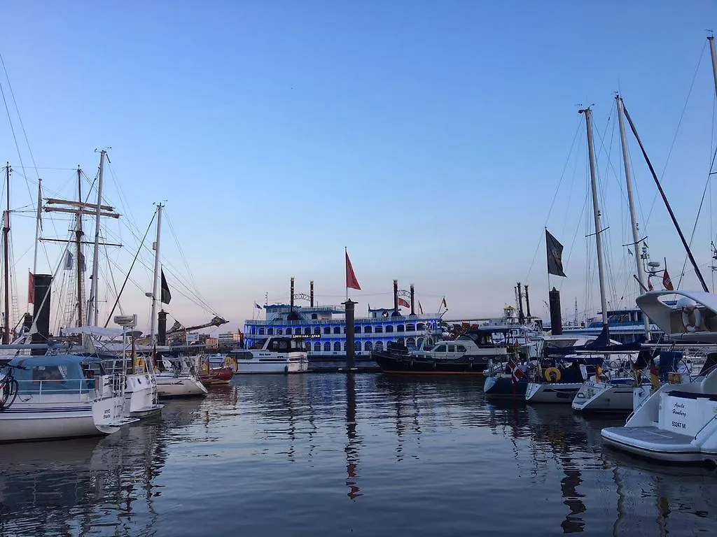 Botel Yacht 